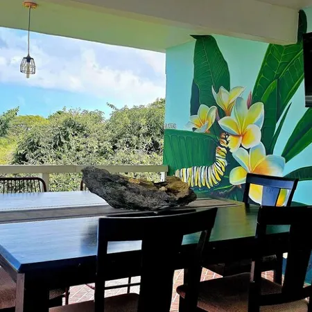Mountain Top Hideaway, Pool & Stunning views