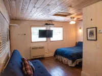 China Alley Cabin B: Cute & Cozy Cottage w/ Deck プラマスのホテル