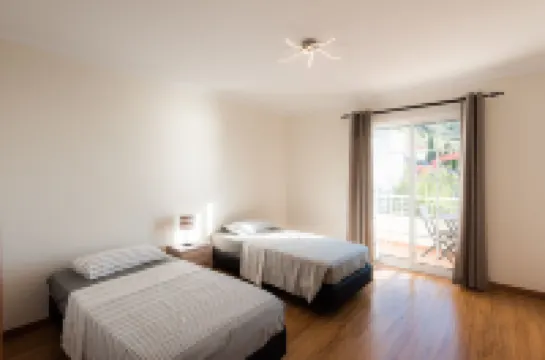 Sunnyside Villa with private pool - 10 min from the beach!