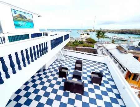 Our ocean view will take your breath away. Отели рядом с достопримечательностью «Исследовательская станция Чарльза Дарвина»