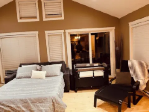 Gordon Head Getaway  (A blocked out Sunday is possible upon request) サーニッチのホテル