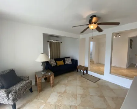 Roomy Lower 3 Bedroom West Coast Property with Pool Hotéis em Mount Standfast