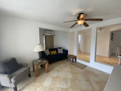 Roomy Lower 3 Bedroom West Coast Property with Pool โรงแรมใน