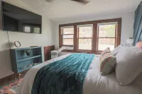 The Nest: Charming 2BR Retreat Hotels in 