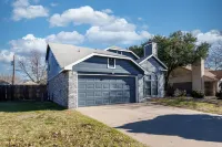 Spacious 3BR/2.5BA House with Serene Balcony Retreat - Your Perfect Getaway