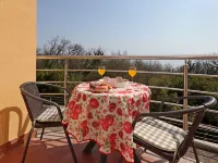 Starry Night - Extra big bed, big bathtub, private parking, sea view, 2 rooms Hotels in Pobri
