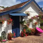 Charming house located on the shore of Lake Maubuisson, close to the ocean.