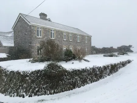 Apartment set in stunning grounds with coastal views & access to coastal paths