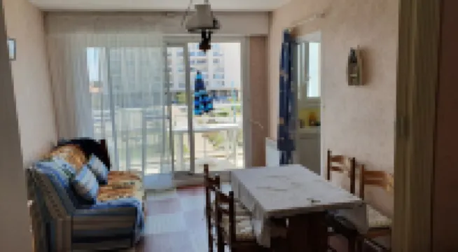 Rent t1 bis 50 m from the beach. Large south-facing balcony with sea view