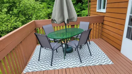 5mins from Parry Sound, Small, clean lake with only 5 other cottages!