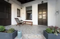 Lovely Old Town Flat with Mountain Views Hotels in 