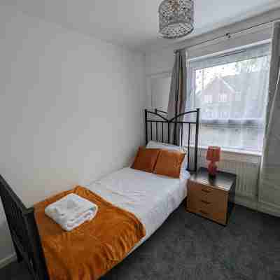 Superb 3 BR Flat in Stafford. Close to Stafford Hospital & Town Center Rooms