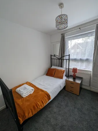 Superb 3 BR Flat in Stafford. Close to Stafford Hospital & Town Center Отели в г. Стаффорд