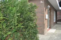 Holiday home in a quiet location in the center of Nordseebad Tossens Hotels in Tossens