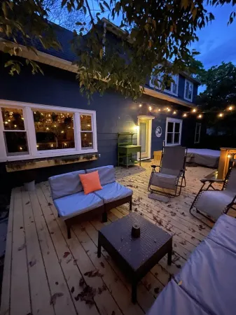 Blue Dream in Yellow Springs: hot tub, sauna, fireplace. Near downtown.