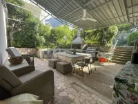 Cozy House: first-row beach, hottub, AC, gasgrill, hearth, W/D, gardens, prkng Hoteles en Gradac