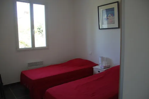 apartment T 4 on the 1st floor. exterior staircase. 1 car parking