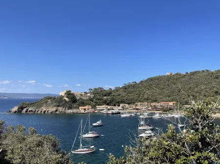 Charming, fully-equipped 2-room apartment in the heart of the village Отели в г. Борм-Ле-Мимоза