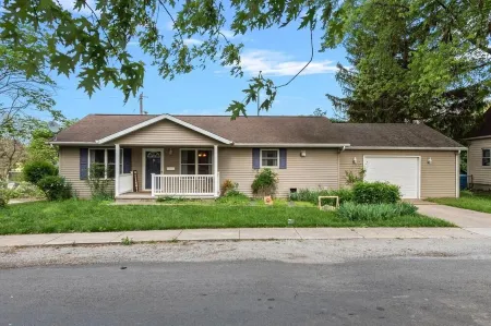 Modern Bungalow Home with Mid-Century Flair Отели в г. Спрингфилд