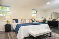 5Br - Lakefront Home - 4 King Beds, Private Dock, Kayaks, Canoe, & Fast WiFi