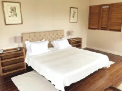 Large modern villa with pool on West Coast near beach & restaurants w/ parking. ドゥランツのホテル