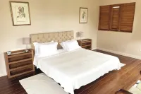 Large modern villa with pool on West Coast near beach & restaurants w/ parking. Hotels in Durants