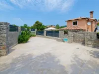 Vacation home Pahari - 6 persons, 3 bedrooms, pool, barbecue, terrace,
