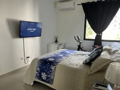 10Min. Del Aeropuerto apt.picina aire wifi 24H seguridad patio de juegos parqueo Hôtels à : 