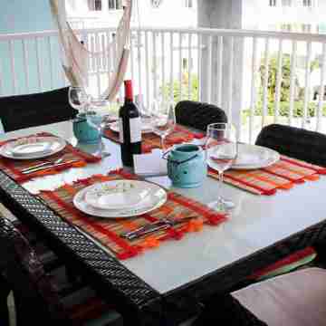 Beachfront Playa Turquesa 2 BR/2 BA Penthouse Condo W/Rooftop 50mbps WIFI Dining/Meeting Rooms