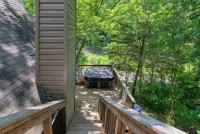 Smoky Mountain Retreat, 5 Min to Downtown Bryson City ~ Hot Tub ~ Hiking.