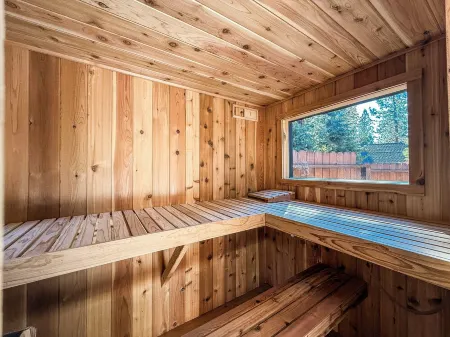 4 BR Retreat with Lakeview and Hot Tub Отели рядом с достопримечательностью «Государственная зона отдыха Кингс Бич»