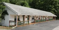 Maple Leaf Lodge Hotel a Schroon