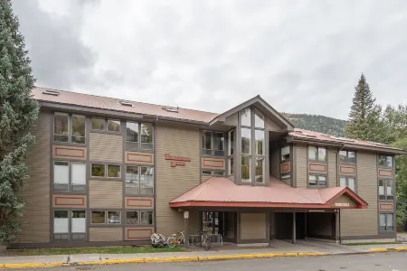 Hidden Gem, 4 Min to Lift 7 Garage, Hot Tub, Lux Kitchen, Big + Bright 4 Bedroom Condo by RedAwning Отели в г. Теллурайд