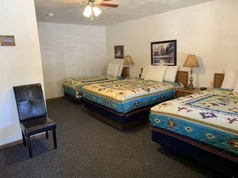 ชีฟ โมเต็ล