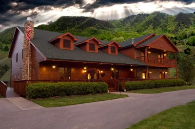 Berry Springs Lodge Hotels near RainForest Adventures Zoo