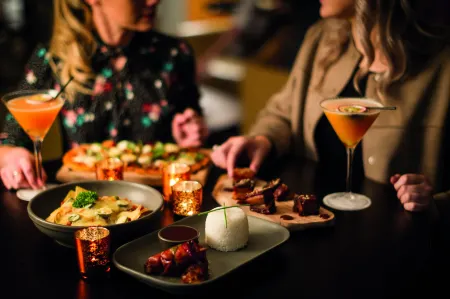 Burntwood Court Hotel Отели рядом с достопримечательностью «Wise Owl»