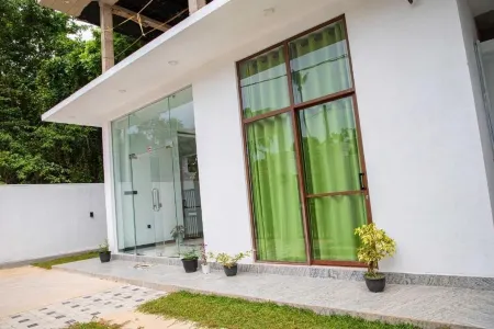 Randon Resort Mirissa Отели рядом с достопримечательностью «Whale watching Mirissa with Geeth»