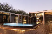 99 Surf Lodge Hotel a Tola