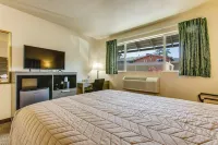 Coachman Inn Hotels near Trader Joe's