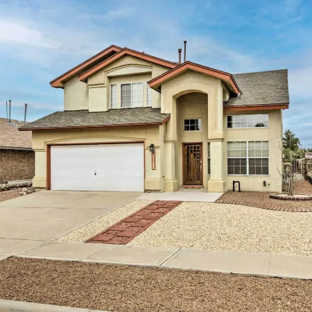 El Paso Retreat w/ Pool: 11 Mi to Downtown!
