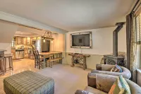 Townhome w/ Deck: Walk to Mirror Lake & Main St! - Beach