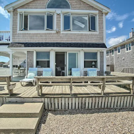 2 Decks + Beach Access: Oceanfront Getaway!