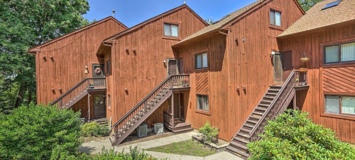 Sun-Lit Vernon Condo < 2 Mi to Ski Resort! Ξενοδοχεία στην πόλη Vernon