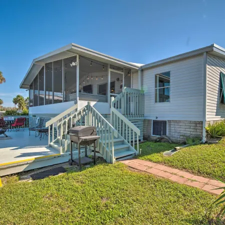 Boat Dock & Porch: Riverfront Retreat in Homosassa