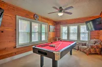 Inviting Lubbock Home > 1 Mi to Downtown - spa