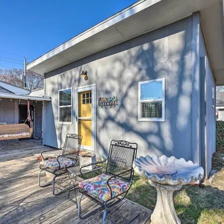 1 Mi to Dtwn Rogers: Convenient Getaway w/ Patio