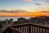 Sunny Lakefront Escape w/ Private Beach & Deck - Lemmikkieläimet sallittu