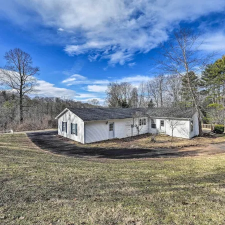 Serene Blue Ridge Getaway in Galax w/ Yard!