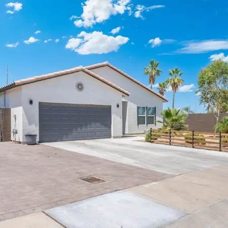 New 4 BR Brand new Heated Pool & Spa plus 2nd therapeutic Spa Putting Green!