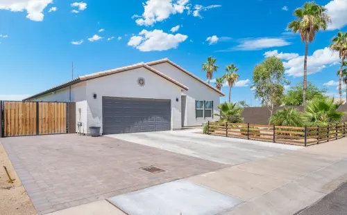 New 4 BR Brand new Heated Pool & Spa plus 2nd therapeutic Spa Putting Green!